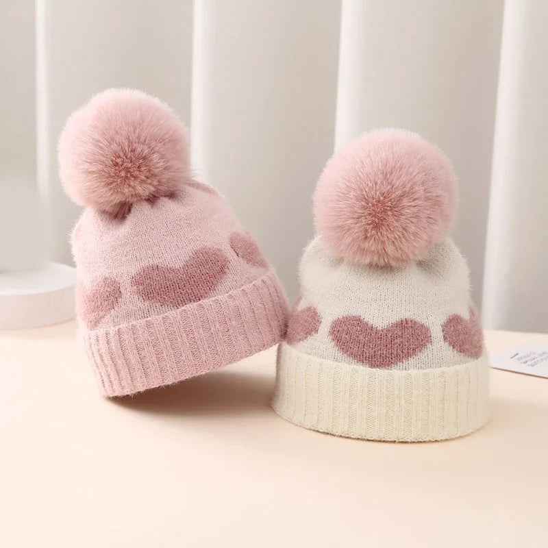 Gorro infantil recém-nascido, gorro quente de crochê para meninos e meninas, chapéu de pele fuax com pompom, chapéu de bebê com estampa de coração, tricô outono inverno