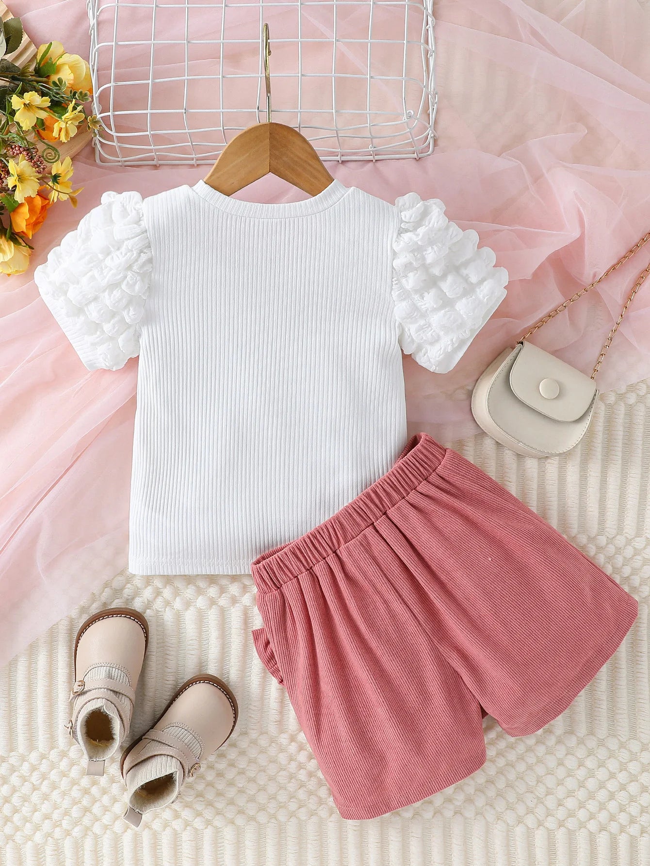 Conjunto de roupas casuais da moda de verão para meninas pequenas com manga bufante de coração e calça curta rosa com laço conjunto de roupas ativas para 1-6 anos