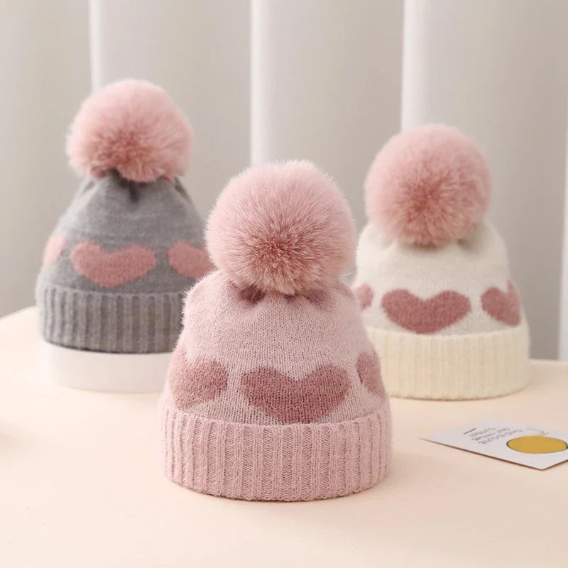 Gorro infantil recém-nascido, gorro quente de crochê para meninos e meninas, chapéu de pele fuax com pompom, chapéu de bebê com estampa de coração, tricô outono inverno