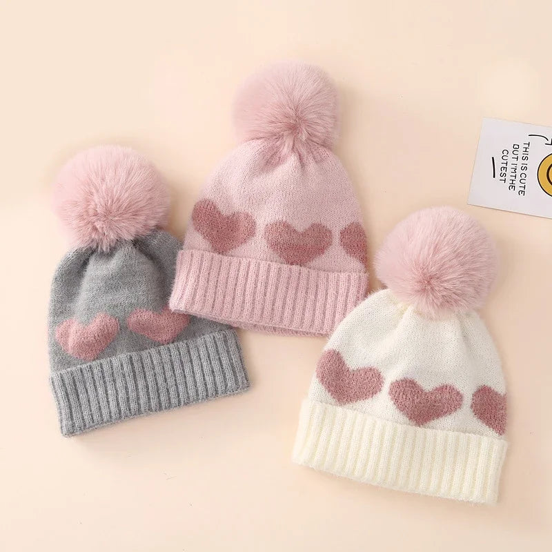Gorro infantil recém-nascido, gorro quente de crochê para meninos e meninas, chapéu de pele fuax com pompom, chapéu de bebê com estampa de coração, tricô outono inverno