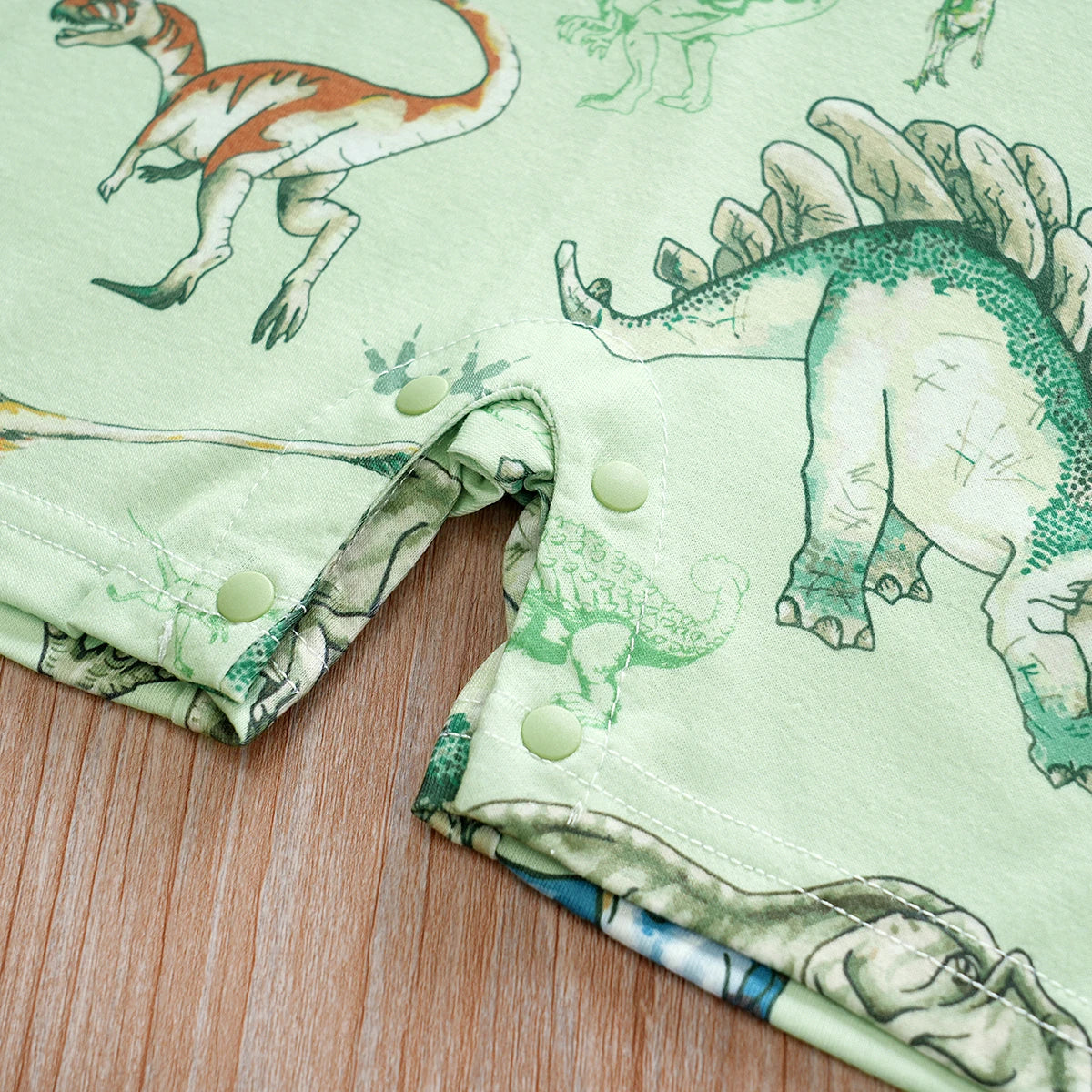 Macacão Bebê Estampa Dinossauro Manga Curta