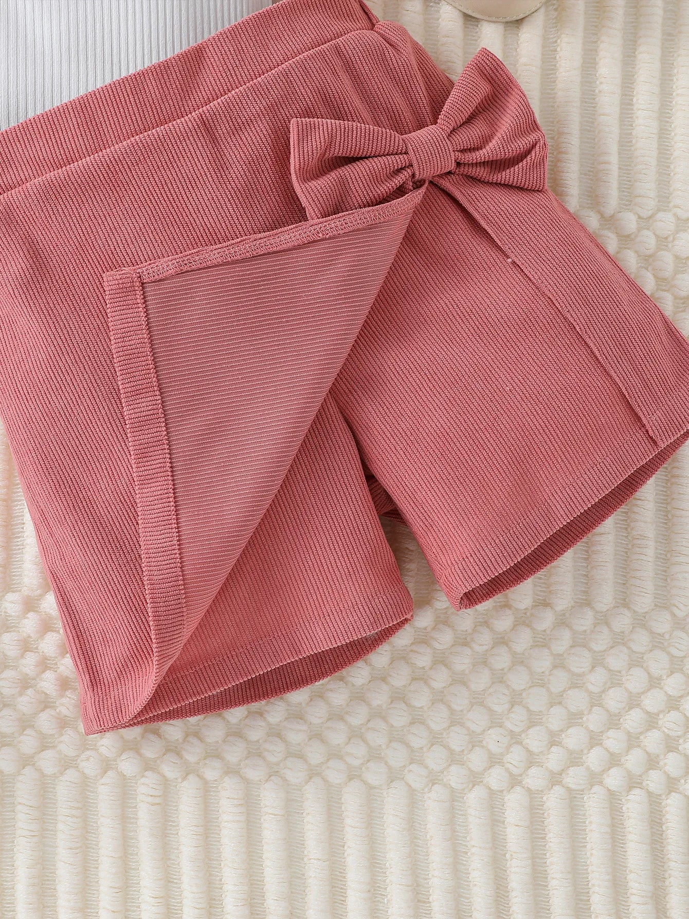 Conjunto de roupas casuais da moda de verão para meninas pequenas com manga bufante de coração e calça curta rosa com laço conjunto de roupas ativas para 1-6 anos