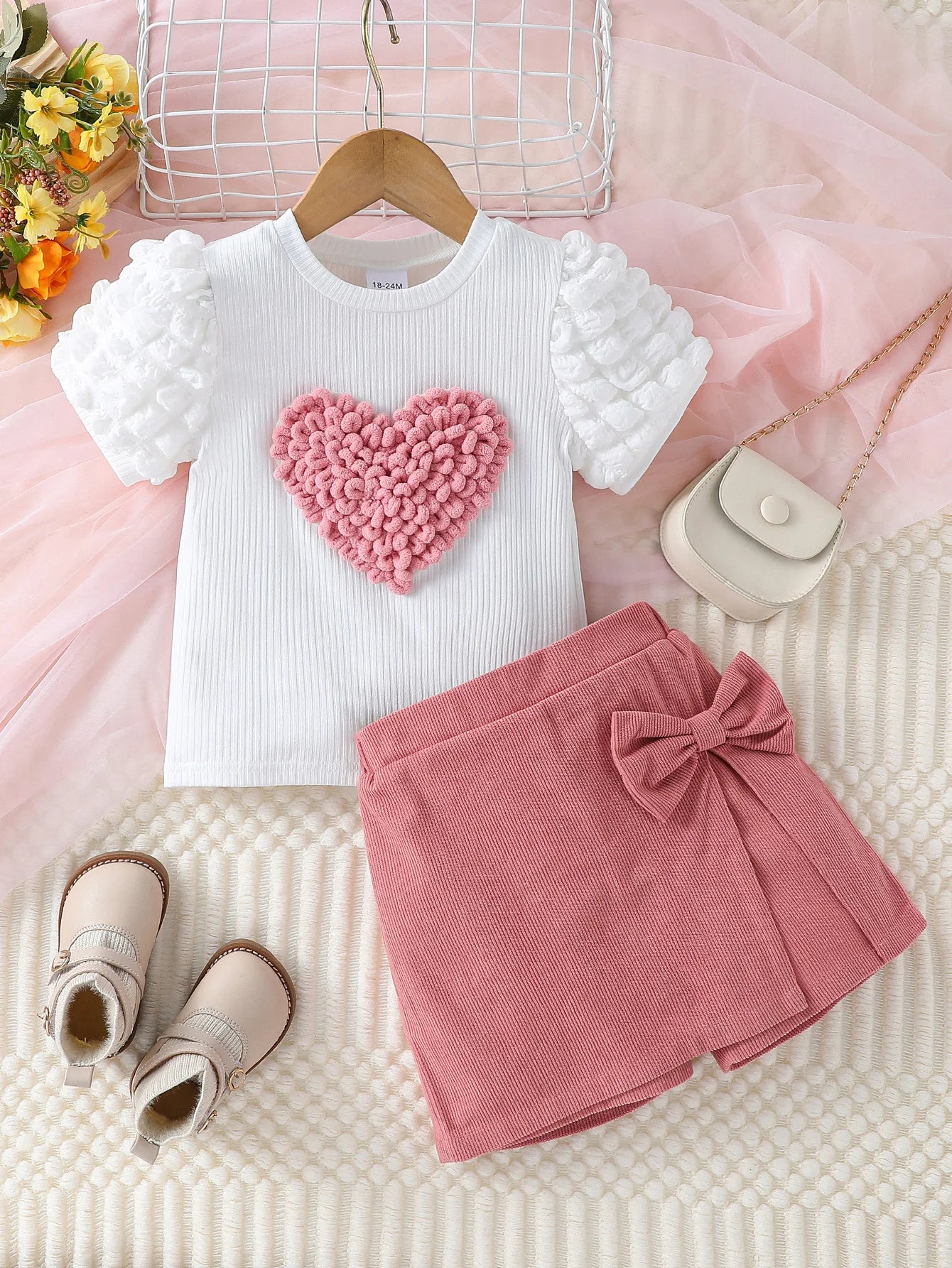 Conjunto de roupas casuais da moda de verão para meninas pequenas com manga bufante de coração e calça curta rosa com laço conjunto de roupas ativas para 1-6 anos
