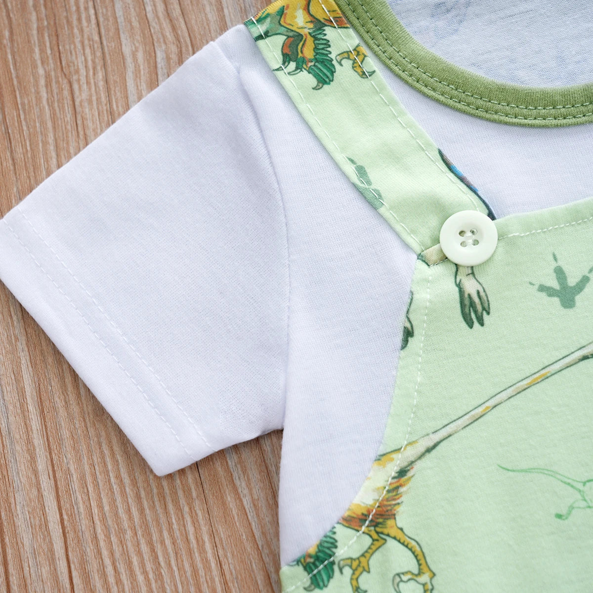 Macacão Bebê Estampa Dinossauro Manga Curta