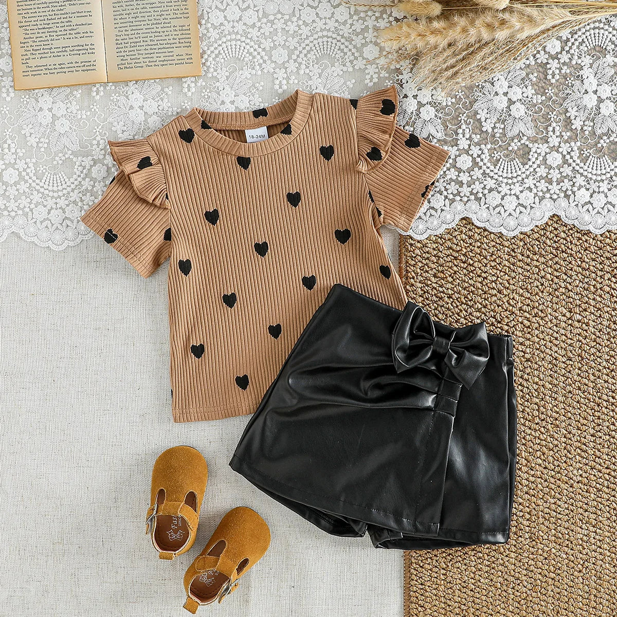 Chiikdren verão novo estilo crianças menina coração impressão de manga curta arco-decorado calças pretas moda conjunto de duas peças para 1-6y